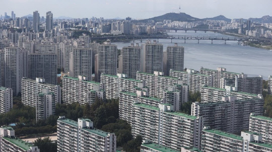 서울 송파구 잠실주공5단지를 비롯한 서울 시내 아파트단지 모습. <연합뉴스>